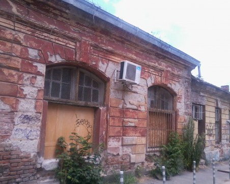 Царските конюшни в центъра на София продължават да тънат в разруха