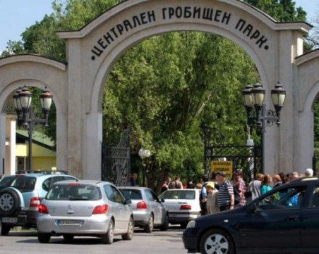 50 припаднали в жегата на Задушница в София