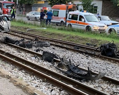 Автомобилът на трамвайните релси в София е самокатастрофирал, жена е в тежко състояние