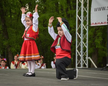 Фолклорът оживява с фестивала 