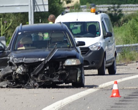 Катастрофа между 2 коли блокира движението по АМ 