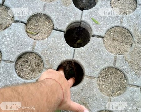 Опасност за децата! Огромни дупки се ширят на детска площадка в парк 