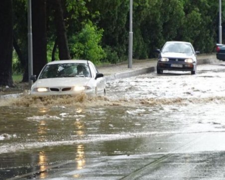 Пороен дъжд наводни Благоевград, улиците се превърнаха в езера