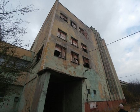 Продават производствен имот с 16 сгради, в които се произвеждали работни обувки