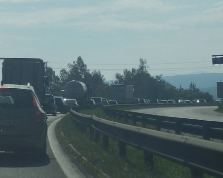 Шофьор на ТИР заспа зад волана и се завъртя на АМ 