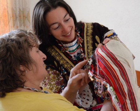 Търсят 20 младежи да живеят на село при непознати баби