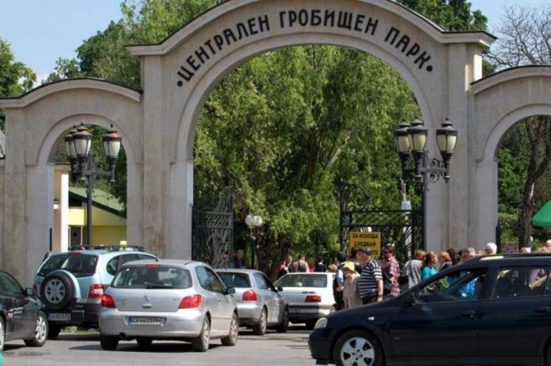 50 припаднали в жегата на Задушница в София