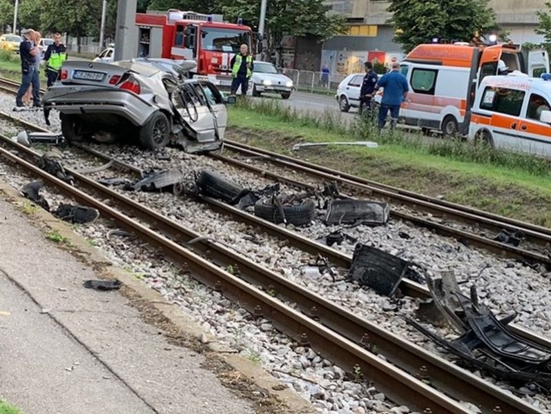 Тежка катастрофа в София, вдигат кола с кран от трамвайните релси
