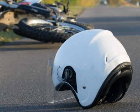 29-годишен моторист се заби в кола, загина намясто