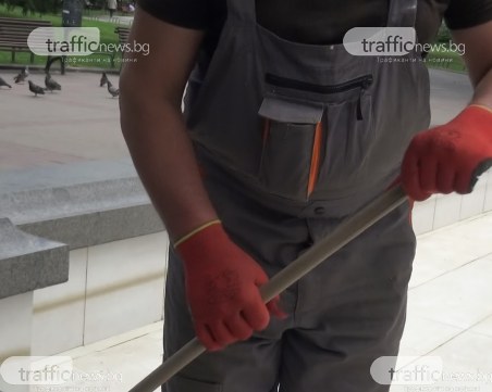 Съдба! 4 мандата общинар, сега с четката във фонтана пред Народния театър