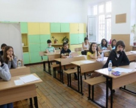 61 000 седмокласници на тест по български, бар код спира измамите