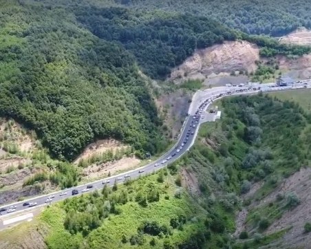 Колона, дълга 7 км, се изви на границата с Гърция, хора започнаха да припадат