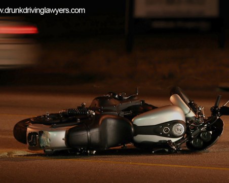 Момиче е в тежко състояние след катастрофа между мотор и кола в столицата