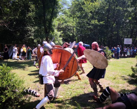 Невръстни траки и римляни сблъскаха щитове в парк Лаута