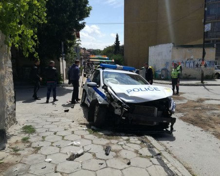 Шофьор мина на червено и блъсна патрулка в Шумен