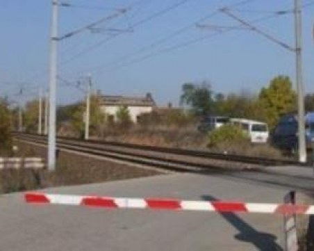 Училищни автобуси преминавали през бариери на жп прелез! Започнаха проверка