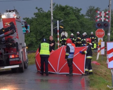Влак връхлетя кола на жп прелез в Полша! Петима загинаха