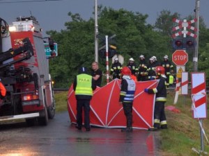 Влак връхлетя кола на жп прелез в Полша! Петима загинаха