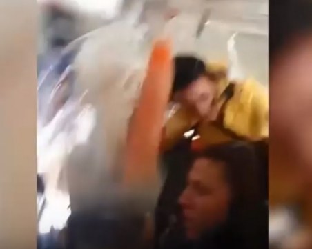 Български самолет в силна турбуленция: Писъци, падащи предмети, 10 ранени