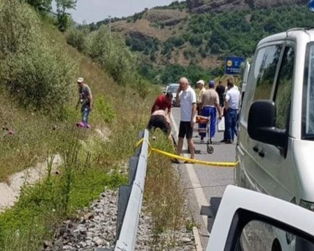 Блъснатият до Маказа мъж – глухоням! Кой завлече тялото му в канавката?