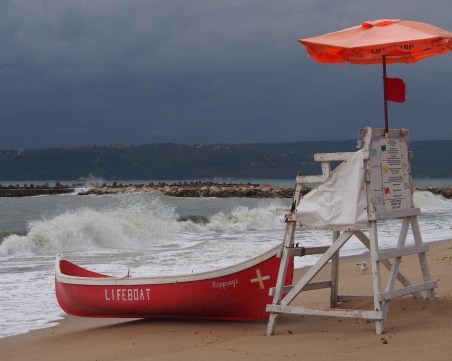 На плаж във Варна: Деца попаднаха в дънна яма, започнаха да потъват