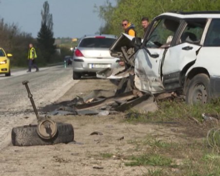 Две жени загинаха, дете е в тежко състояние след катастрофа между кола и ТИР