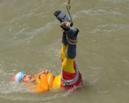 Индийски илюзионист изчезна в реката, след като опита трик на Худини