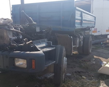 Костинбродска банда разфасова краден камион, пипнаха ги