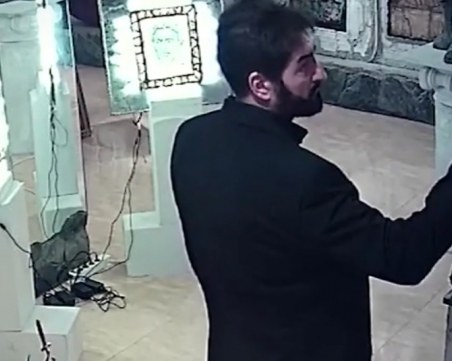 Пипа и прибира! Мъж открадна творба на скулптора Ставри Калинов