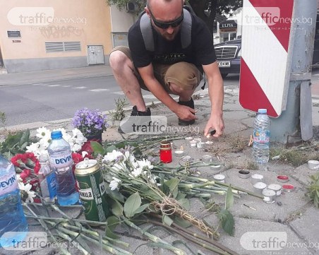Приятелите на прегазения Велко положиха цветя и свещи на пешеходната пътека