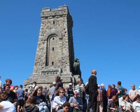 Реставрират лъва на Паметника на Шипка, отварят за посещение Костницата