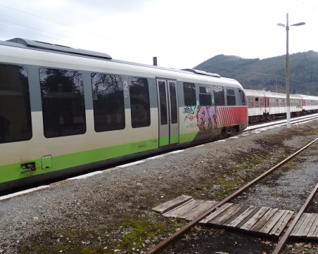 Влак прегази 42-годишен мъж край Лакатник