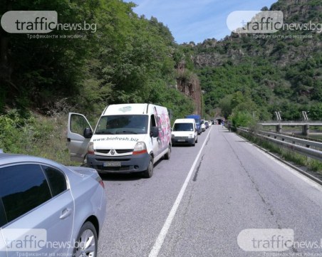 Затруднено движение по пътя Чепеларе-Асеновград Чистят тунелите