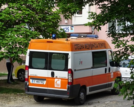 Жена е наръгана с нож в корема от сина й. Скарали се!