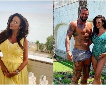 Златка показа бременно коремче на плаж в Солун