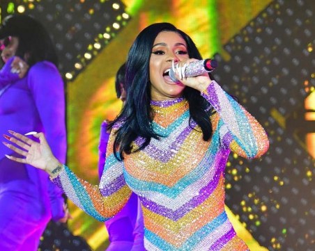 Гащеризонът на Карди Би се спраска отзад пред очите на публиката