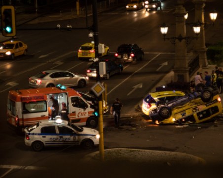 Кола е по таван след зверско меле в София