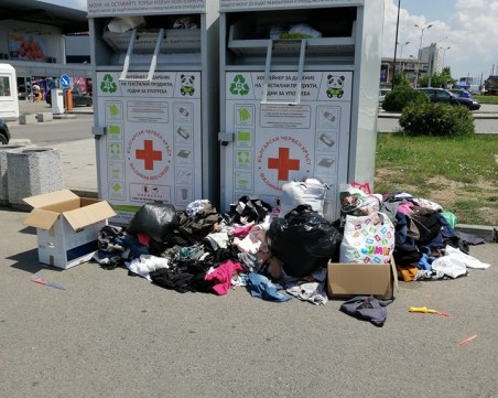 Контейнери за дрехи преливат от дарения. Гражданите: Никой не ги извозва!