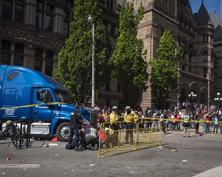 Стрелба окървави шампионския парад на Торонто в НБА