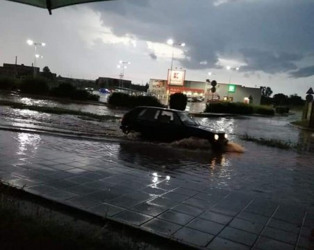 Търговище се събуди под вода, подпорна стена рухна от стихията