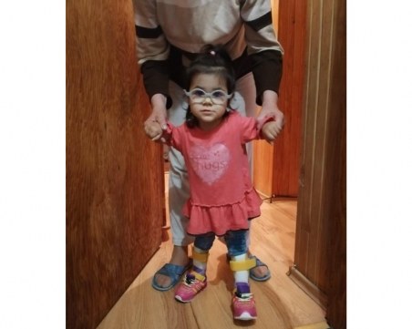 Това е Дара. Нека дадем шанс, за да проходи, да се усмихне…