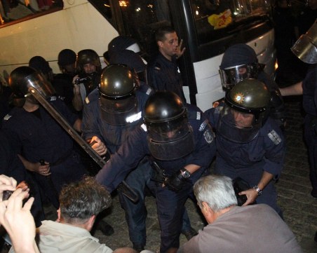 30 бона обезщетение за жандармериста с палката от белия автобус