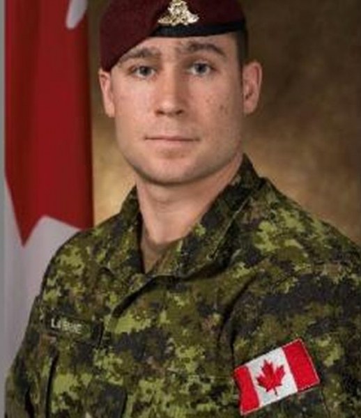 Подофицер от Кралската канадска конна артилерия е загиналият парашутист в Чешнегирово