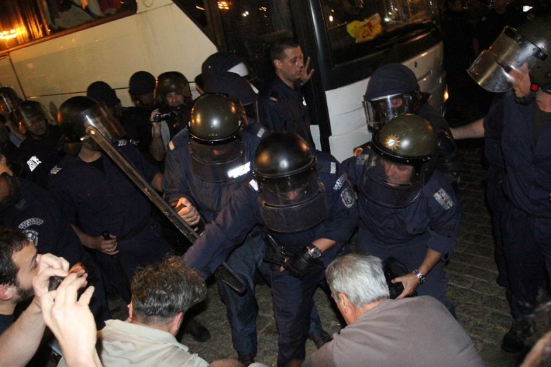 30 бона обезщетение за жандармериста с палката от белия автобус