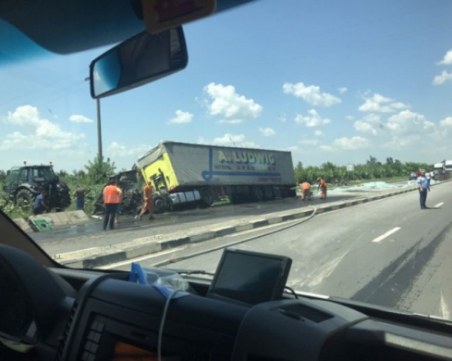 Български шофьор загина при катастрофа между два тира в Румъния