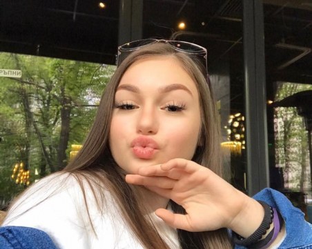 Крисия порасна! Вече е с визия на дама