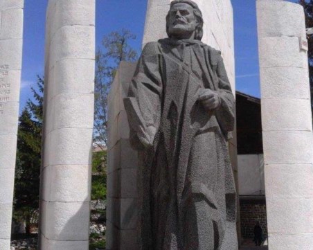 Прекланяме се пред Паисий Хилендарски днес