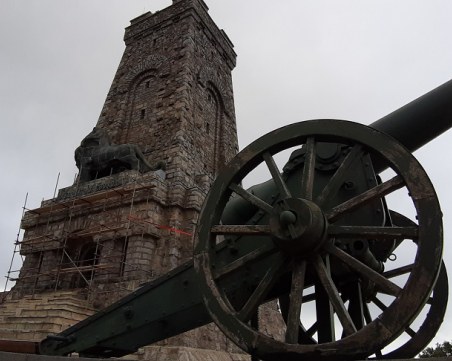 Ремонтират металния лъв на Шипка. Монументът – три дни затворен