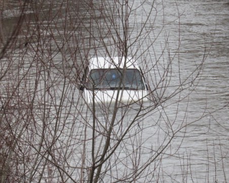 Шофьорка падна с колата си в Искър! Загина намясто