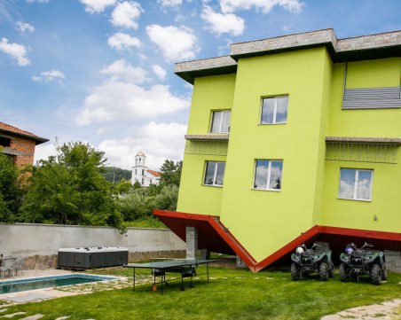 Собственик на къща за гости заключи проверяващи от ДФ 